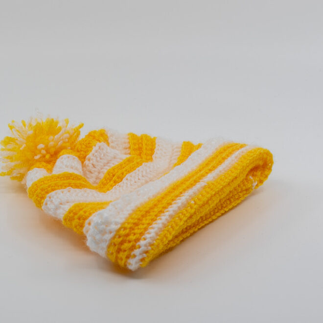 Babymütze mit Bommel gelb weiss